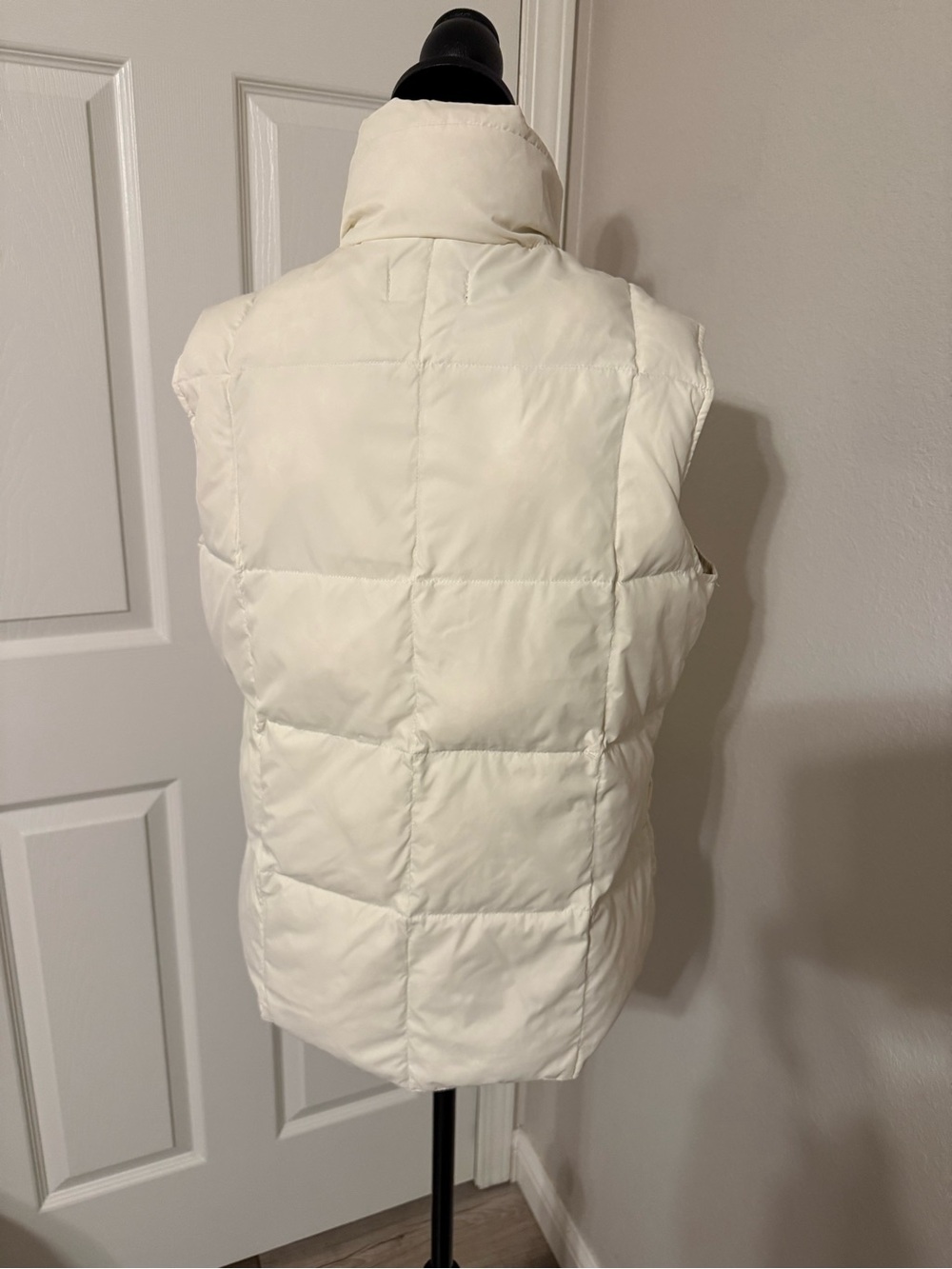 Lands' End Quilted Puffer Vest in Off-White - Picture 4 of 8